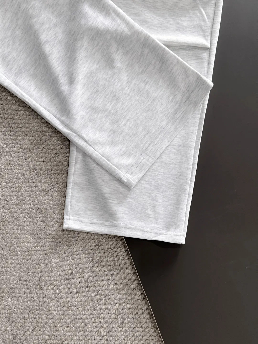 Next day shipment P360 Stone lsland/Stone Island Exclusively launches 25ss autumn and winter new high-quality trousers. Compare real-life details at will. Craftsmanship that ordinary small workshops cannot copy. Top-level ZP development. Unique imported fabric feel. Purely imported German machine production. Precision operation. Ten thousand needle density. A pair of trousers with rich details. You can see the development strength. A full set of new accessories are customized simultaneously. Simple yet elegant. Soft, delicate and comfortable. The upper body is versatile and fashionable. A perfect choice for autumn and winter, a must-have item. Sizes: M to 3XL (please state your height and weight when placing an order)